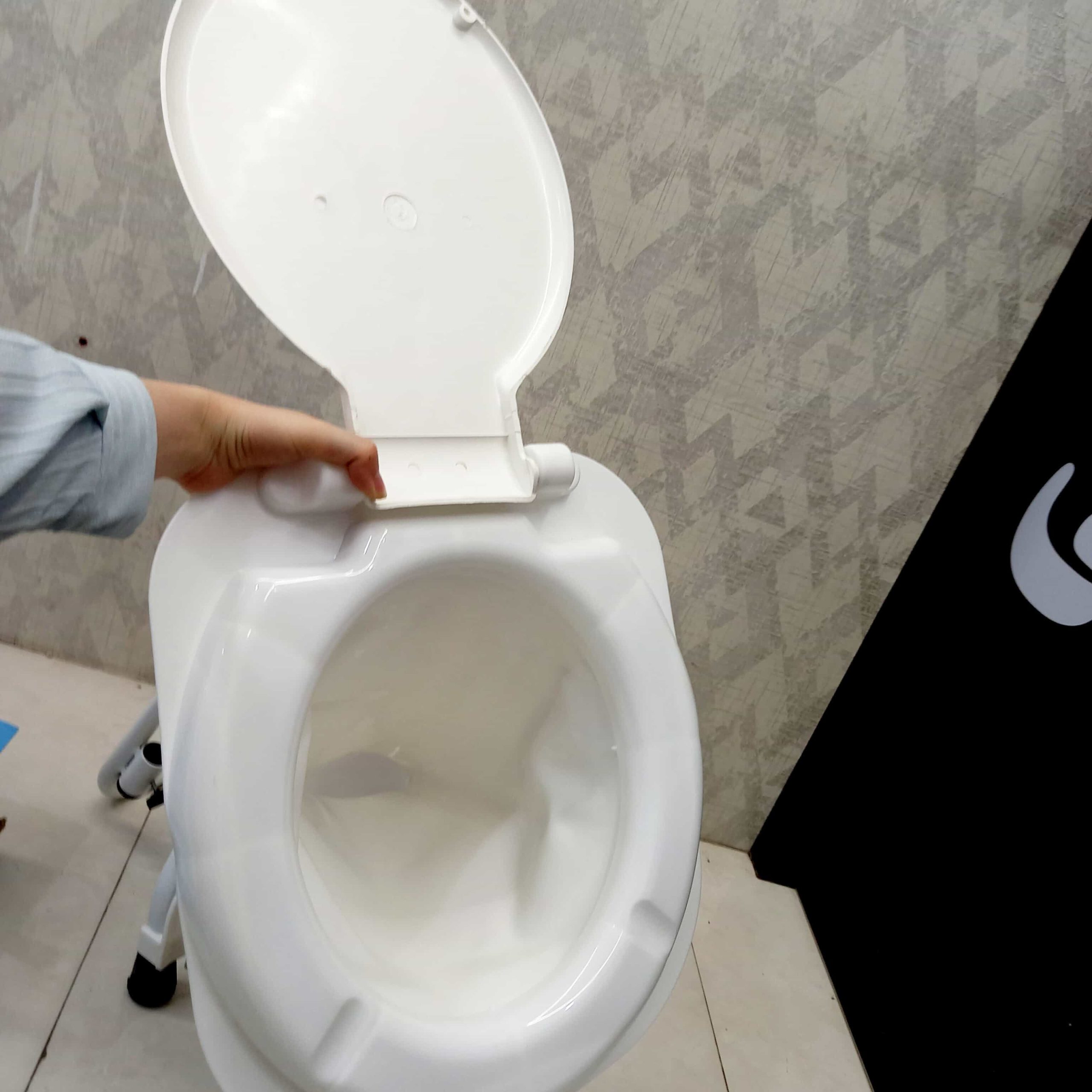 توالت فرنگی دیواری تاشو توالت فرنگی دیواری تاشو